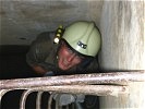 Stabswachtmeister Hofpointner im Inneren eines verunreinigten Wassertanks.