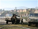 Die alt-bewährten Pinzgauer bringen das Wasser zu den Notleidenden. (Bild öffnet sich in einem neuen Fenster)