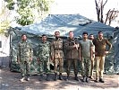 Call the Austrians: AFDRU-Helfer errichteten das Zelt der Pakistaner ... (Bild öffnet sich in einem neuen Fenster)