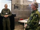 Lageeinweisung durch Oberst Reiter. Foto: A.Karlsson. (Bild öffnet sich in einem neuen Fenster)