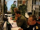 Einweisung im Lagezentrum. Foto: U.Rask. (Bild öffnet sich in einem neuen Fenster)