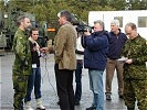 General Reinhardt, 2.v.r., beim Medientraining eines Kommandanten. (Bild öffnet sich in einem neuen Fenster)