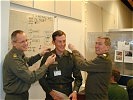 Beförderung zum Hauptmann durch den Akademiekommandanten. (Bild öffnet sich in einem neuen Fenster)