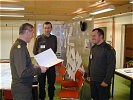 Beförderung zum Major durch den Akademiekommandanten. (Bild öffnet sich in einem neuen Fenster)