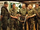 Deutsche, Schweizer und Österreicher vor dem Wappen der 6.Jägerbrigade. (Bild öffnet sich in einem neuen Fenster)