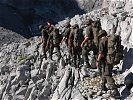 Die Soldaten erreichen den Gipfel... (Bild öffnet sich in einem neuen Fenster)