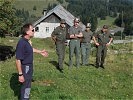 Karl Gressel bei der militärhistorischen Einweisung vor Kommandanten... (Bild öffnet sich in einem neuen Fenster)