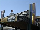 Vor dem Rathaus in Kötschach-Mauthen... (Bild öffnet sich in einem neuen Fenster)