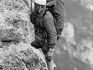 In der Ausbildung lernen die Alpinisten auch... (Bild öffnet sich in einem neuen Fenster)