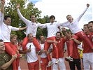 Die "Goldjungen" werden auf Händen getragen. (Bild öffnet sich in einem neuen Fenster)