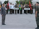 Generalmajor Norbert Sinn nimmt die Meldung entgegen... (Bild öffnet sich in einem neuen Fenster)