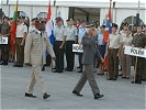 ...und schreitet mit Colonel Honore Traore die Front der Teilnehmer ab. (Bild öffnet sich in einem neuen Fenster)