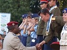 Colonel Traore gratuliert den erfolgreichen Damen. (Bild öffnet sich in einem neuen Fenster)