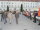 Generalmajor Sinn, Colonel Traore und General Ertl schreiten die Front ab. (Bild öffnet sich in einem neuen Fenster)