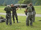 ...und ziehen ABC-Schutzanzüge an. (Bild öffnet sich in einem neuen Fenster)