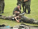 Zwei deutsche Soldaten trainieren am Panzerabwehrrohr 66 des Bundesheers.