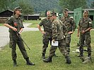 ...stellt den Teilnehmern das Scharfschützengewehr 69 vor. (Bild öffnet sich in einem neuen Fenster)