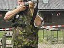 Ein finnischer Soldat nimmt die Präzisionswaffe genau unter die Lupe. (Bild öffnet sich in einem neuen Fenster)