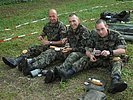 Ein Schweizer Team bei der Mittagspause. (Bild öffnet sich in einem neuen Fenster)