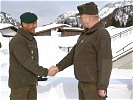 General Ertl ehrt den Organisationsleiter Major Thomas Abfalter. (Bild öffnet sich in einem neuen Fenster)