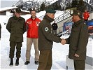 Oberst Bieler dankt dem Schießplatzkommandanten Vizeleutnant Wallner. (Bild öffnet sich in einem neuen Fenster)