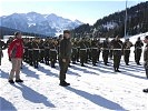 Major Christoph Bischofer meldet die angetretene Truppe an General Ertl. (Bild öffnet sich in einem neuen Fenster)