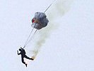 Ein Basejump von Cedric Dumont... (Bild öffnet sich in einem neuen Fenster)