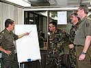 Der Kontingentskommandant und Taktiktrainer der Übung weist ein. (Bild öffnet sich in einem neuen Fenster)