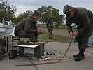 Aufmagazinieren des Maschinengewehr-Gurtes. (Bild öffnet sich in einem neuen Fenster)