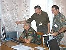 Major Mayerböck, mitte, ist Chef der Übungszeitung und der -homepage... (Bild öffnet sich in einem neuen Fenster)