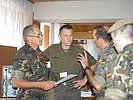 ...und weist den spanischen General ein. (Bild öffnet sich in einem neuen Fenster)