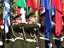 Mit militärischem Zeremoniell...