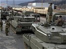 Die schweren "Leopard" 2 rollen von den Waggons.