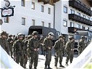 Zum Schutz bilden die Soldaten um diesen einen Sicherungsring. (Bild öffnet sich in einem neuen Fenster)