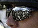 Wachsam beobachten die AFOR-Soldaten die Demonstrierenden.