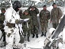 Die Militärattachés besichtigen eine 12-cm-Mörserstellung.