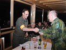 Der schwedische Attaché Brigadier Küller überreicht ein Gastgeschenk. (Bild öffnet sich in einem neuen Fenster)