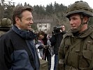 Günther Platter im Gespräch mit den Soldaten.