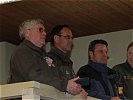 Brigadekommandant Konzett weist den Minister in die Übungslage ein. (Bild öffnet sich in einem neuen Fenster)