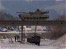 Tragfähig: Ein "Leopard" 2A4 überquert eine Pinonierbrücke 2000. (Bild öffnet sich in einem neuen Fenster)