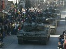 Die "Leopard" 2-Kampfpanzer, eine Hauptattraktion für die Zuschauer. (Bild öffnet sich in einem neuen Fenster)