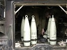 Soldaten verladen die Munition in den Gefechtsraum der Panzerhaubitze. (Bild öffnet sich in einem neuen Fenster)