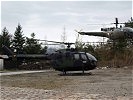 Ein deutscher Verbindungshubschrauber BO-105 neben einer Alouette III.