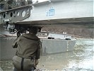 ...und stellen die Brücke schließlich fertig. (Bild öffnet sich in einem neuen Fenster)