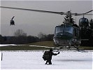 AB-212 Transporthubschrauber landen vor einem Einweiser. (Bild öffnet sich in einem neuen Fenster)