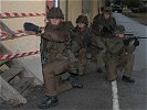 Eine Jägergruppe geht unter Selbstschutz vor. (Bild öffnet sich in einem neuen Fenster)