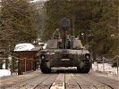 Eine deutsche Panzerhaubitze M-109 überquert eine Behelfsbrücke. (Bild öffnet sich in einem neuen Fenster)