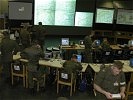 ...wird im Operationszentrum die aktuelle Situation geschildert. (Bild öffnet sich in einem neuen Fenster)