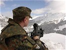 Ein deutscher Gebirgsjäger sichert mit seinem G-36 die Umgebung. (Bild öffnet sich in einem neuen Fenster)