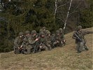 Offiziersanwärter der Militärakdamie üben den Lufttransport. (Bild öffnet sich in einem neuen Fenster)